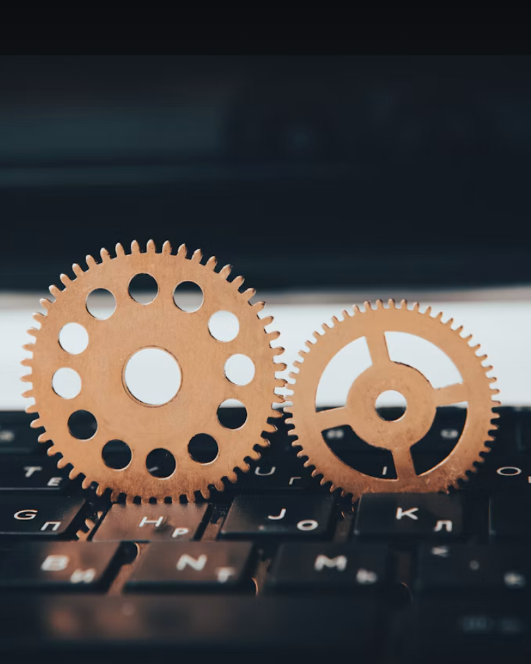 Mantenimiento WordPress en Barcelona: dos engranajes sobre el teclado de un portátil