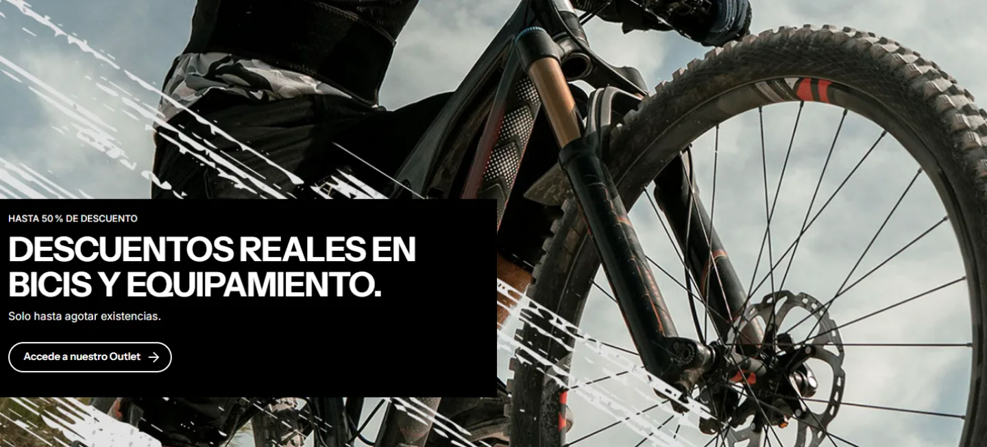 Roda i forquilla d’una bici de muntanya al bàner de l’outlet de Medina Bicis