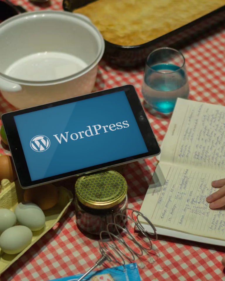 Tiendas online WooCommerce en Barcelona: tablet con WordPress en una mesa de trabajo