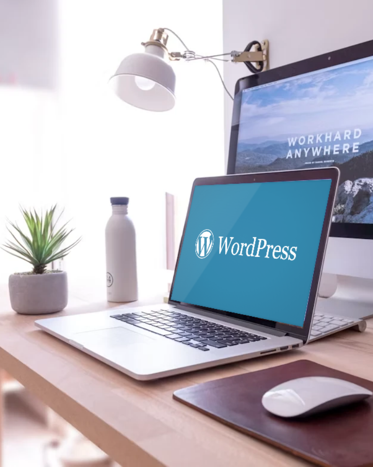 Diseño web WordPress en Barcelona: portátil con el logotipo de WordPress en un escritorio